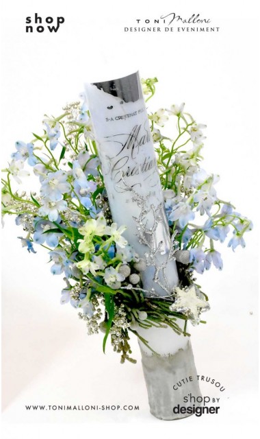 Lumanare botez scurta cu flori naturale delphinium si folie argintie personalizata 2